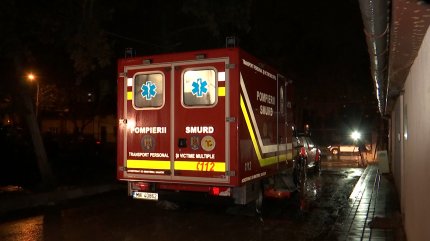 Ambulanța parcată noaptea în fața spitalului