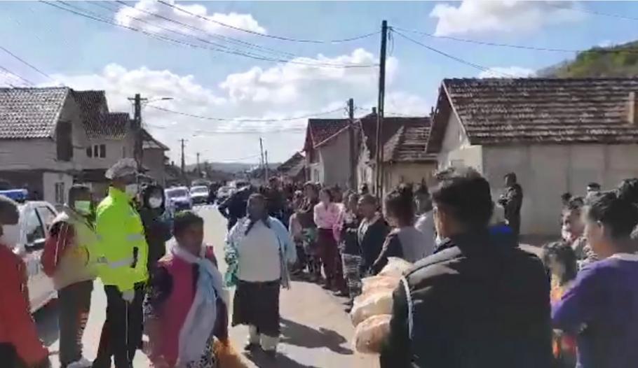 inghesuiala la ajutoare in Jibou Oamenii au stat unul lângă altul, fără să păstreze distanţa recomandată de specialişti