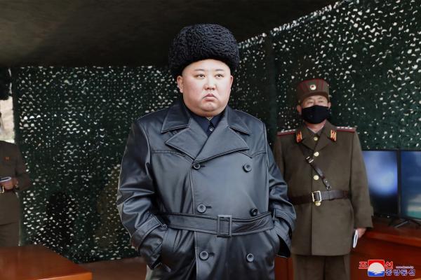 Kim Jong Un privește aplicațiile militare având în spate un general nord-coreean