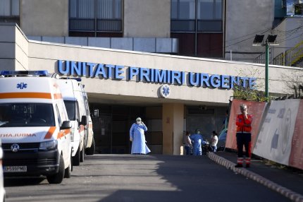 Un medic este la intrarea în Spitalul Universitar București