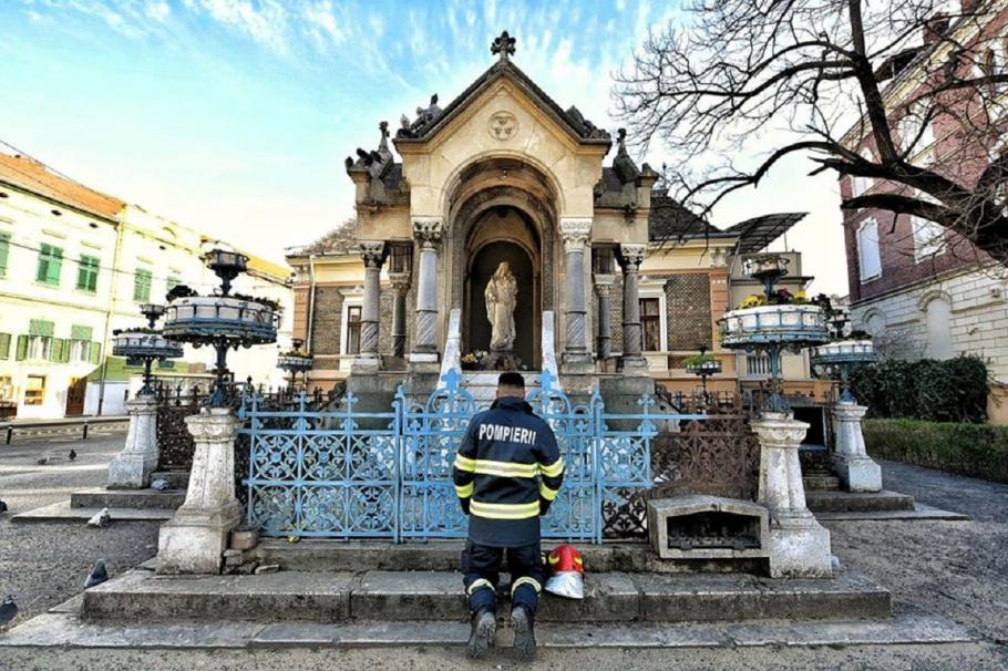 Pompierul a îngenuncheat la statuia Sfintei Fecioare Maria din Timișoara Pompierul a îngenuncheat la statuia Sfintei Fecioare Maria din Timișoara