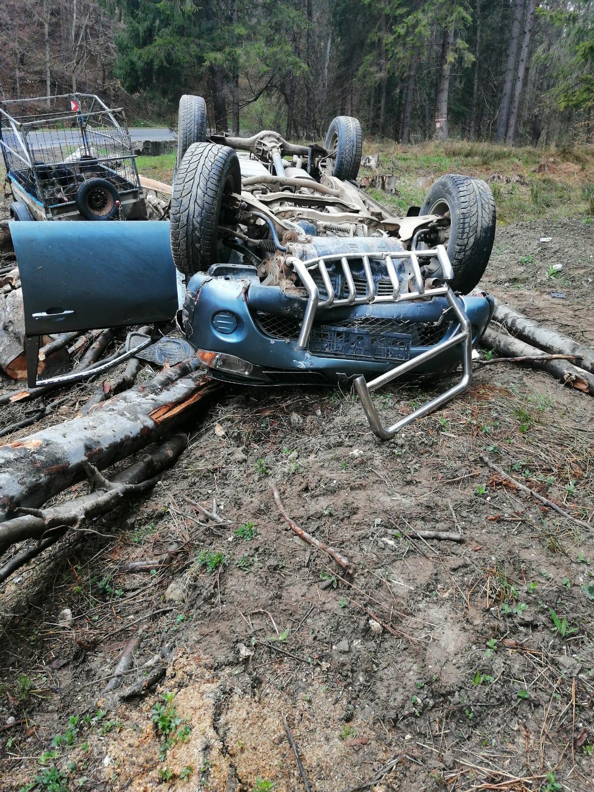 Maşina a căzut pe câţiva buşteni, cu roţile în sus