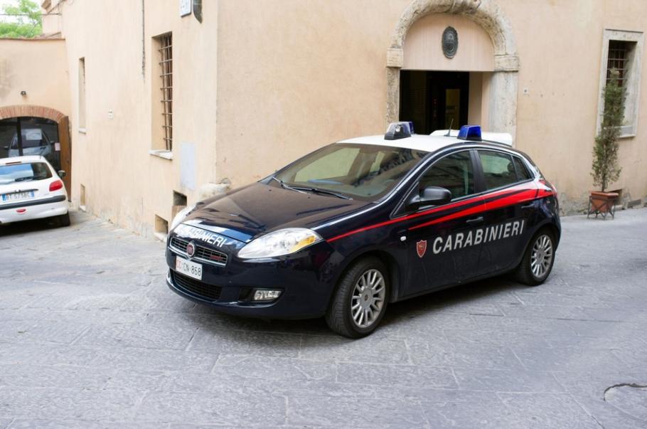 Român reținut după ce i-a amenințat pe carabinieri cu o macetă, în Italia Românul conducea un scuter furat