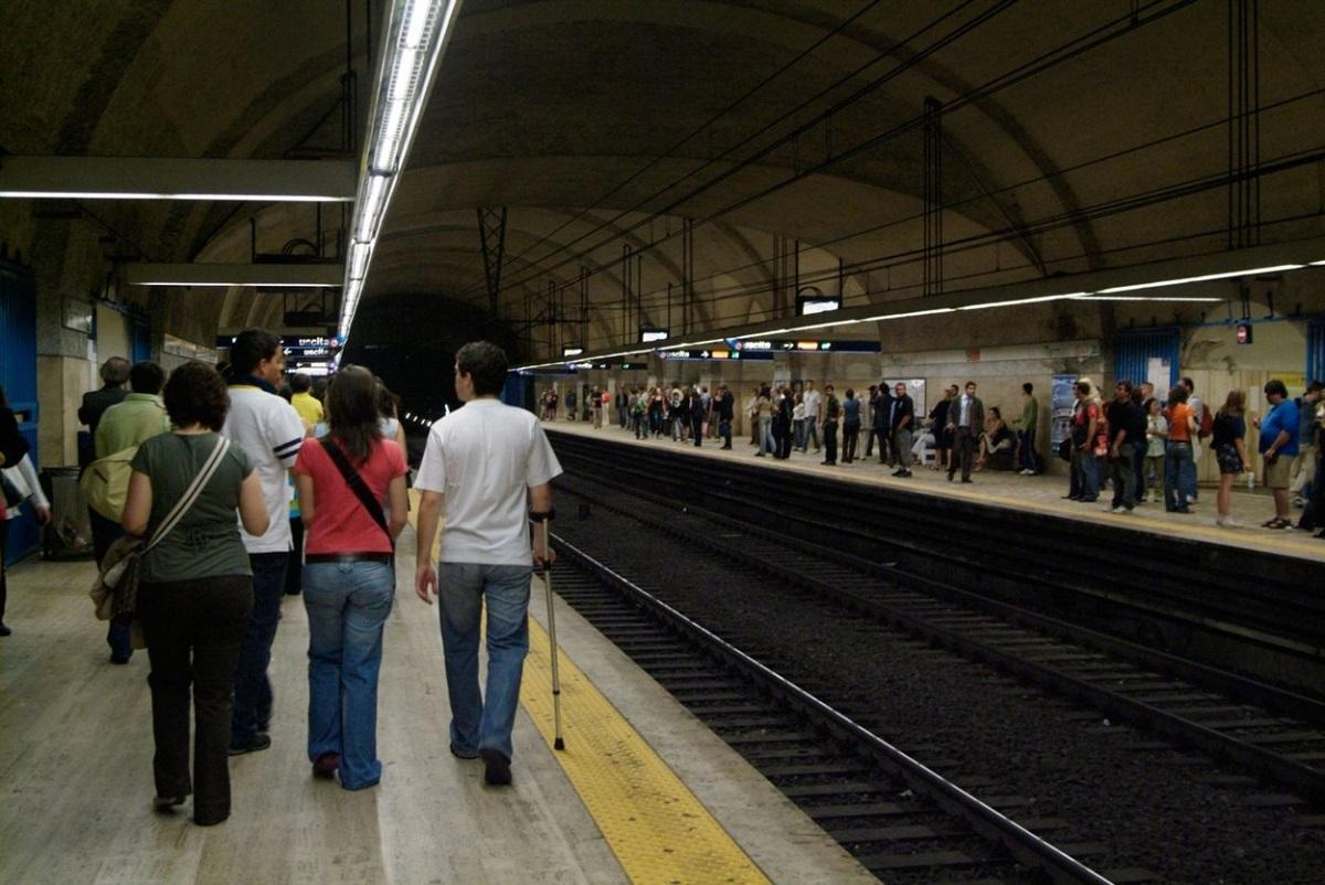 Român, erou la Roma după ce a imobilizat un hoț într-o stație de metrou Hoțul s-a dovedit a fi un recidivist abia ieșit din închisoare
