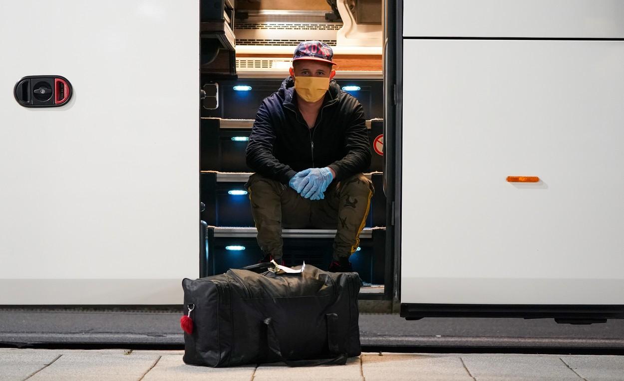 Muncitor român așezat pe trepte în aeroportul din Leipzig