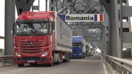 TIR-uri în coloană pe pod la intrarea în România