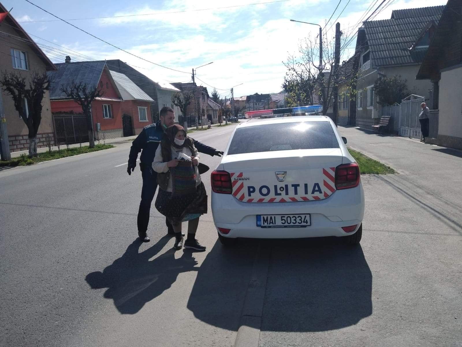 Bătrână a fost dusă acasă de echipajul de poliție