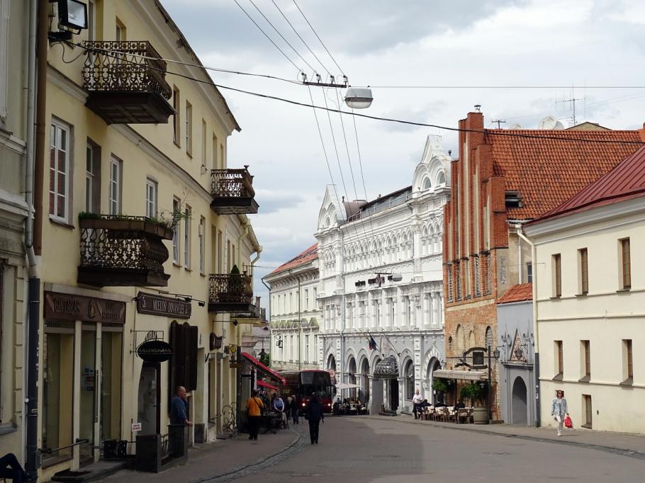 Localuri deschise de-a lungul unei străzi din Vilnius, Lituania Localuri deschise de-a lungul unei străzi din Vilnius, Lituania
