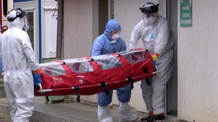 Medici transportă în izoletă un pacient cu coronavirus în Timiș