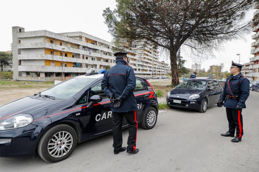 Un român a sărit să-i bată pe carabinierii care îl împiedicau să bea o bere și a fost arestat în Italia Românul este acuzat de comiterea mai multor infracțiuni