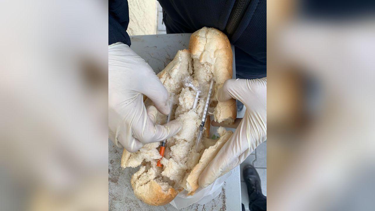 Seringi cu droguri ascunse într-o pâine, la un centru de carantină din Ilfov