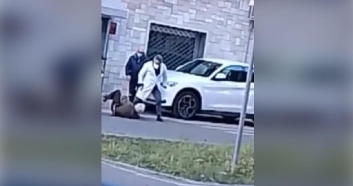 Bătrânul a fost lovit de medicul său de familie, în plină stradă, în orașul Calimera, provincia Lecce, Italia