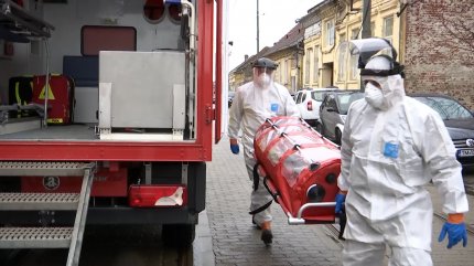 Medici transportă cu izoleta un pacient cu coronavirus din Timișoara