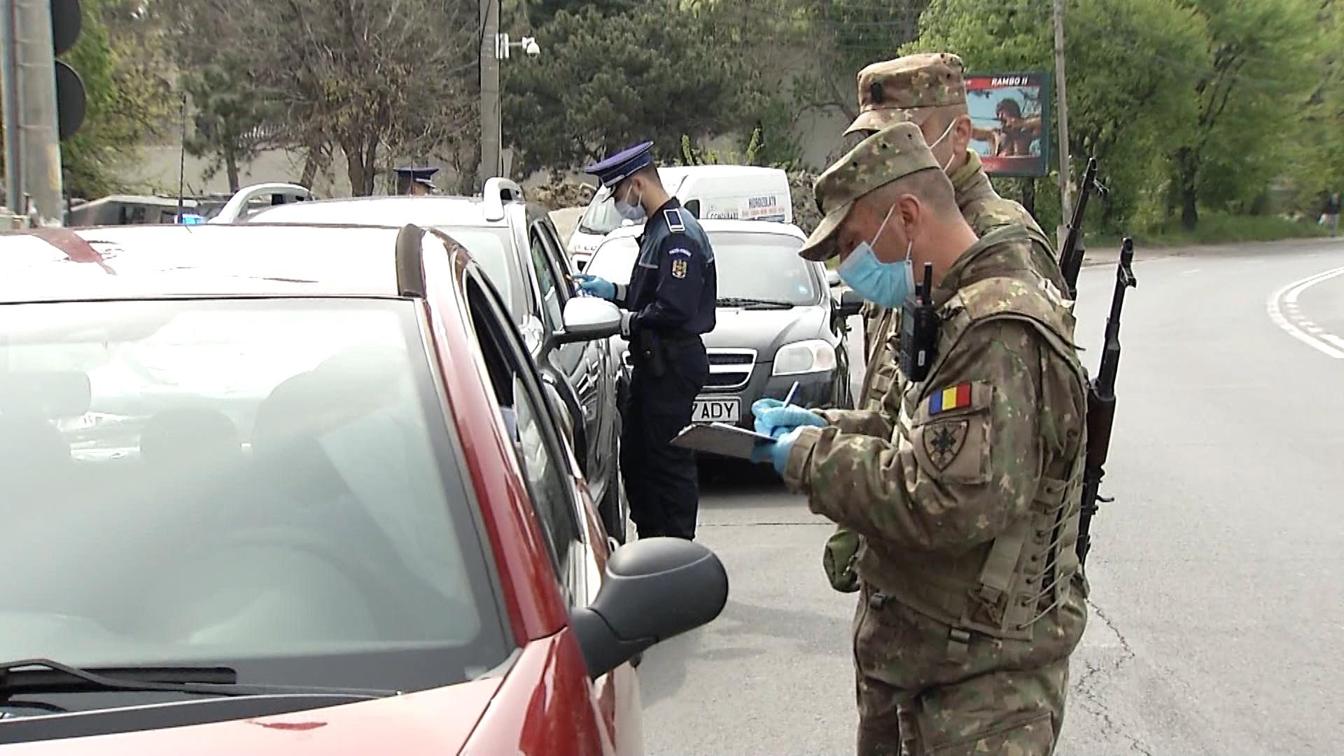 Doi militari și un polițist verifică șoferii