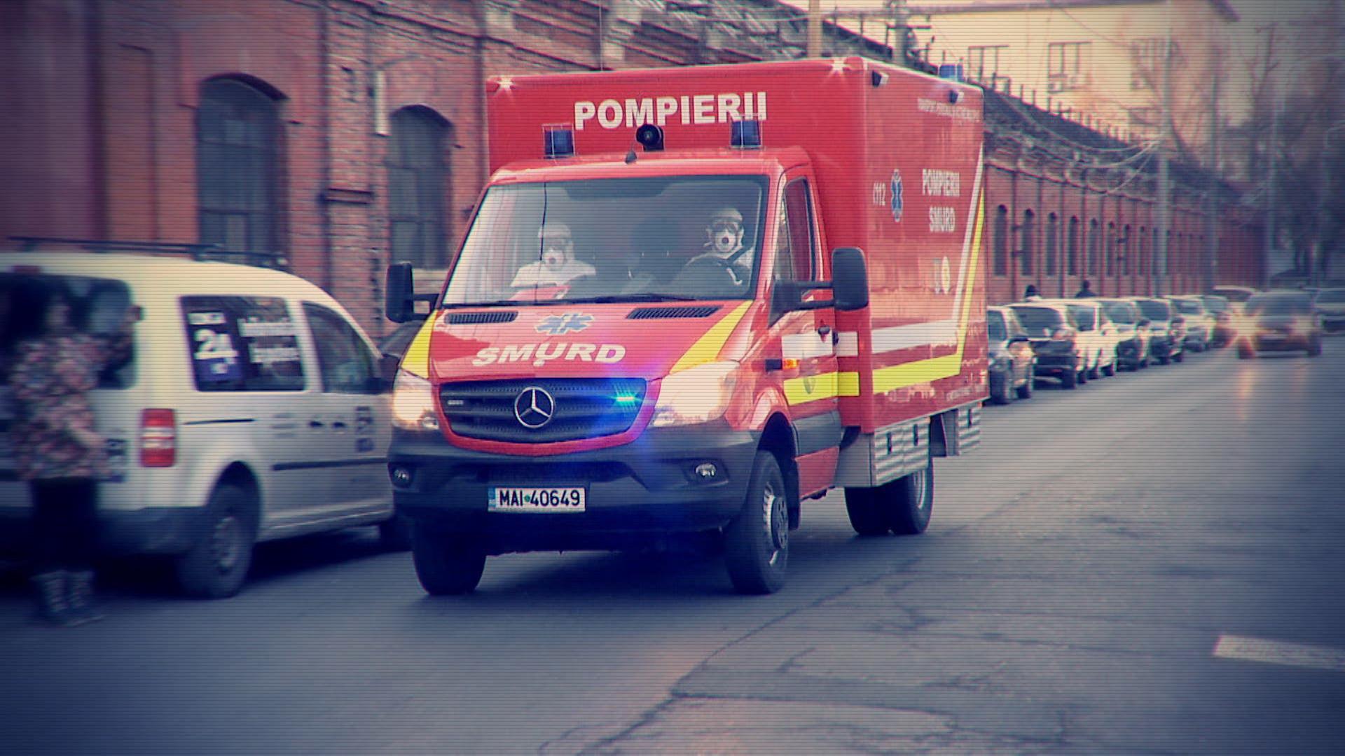 Paramedici într-o ambulanţă SMURD, pe stradă