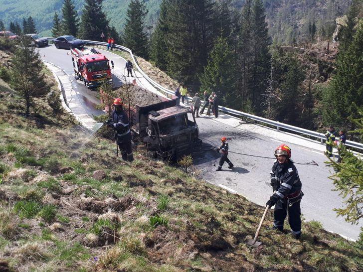 Un camion a luat foc în Sinaia, pe drumul spre Cabana Peștera