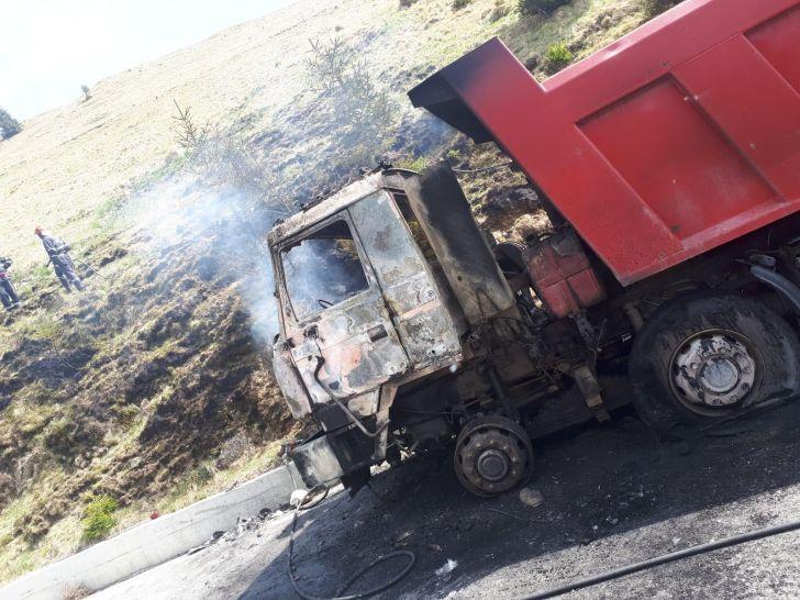 Un camion a luat foc în Sinaia, pe drumul spre Cabana Peștera