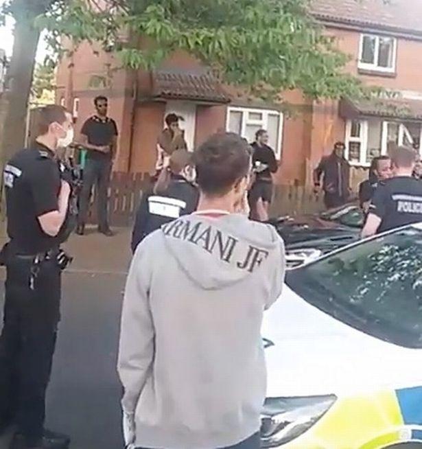 Polițiștii au intervenit pentru a sparge o petrecere pe o stradă din Nottingham, Marea Britanie