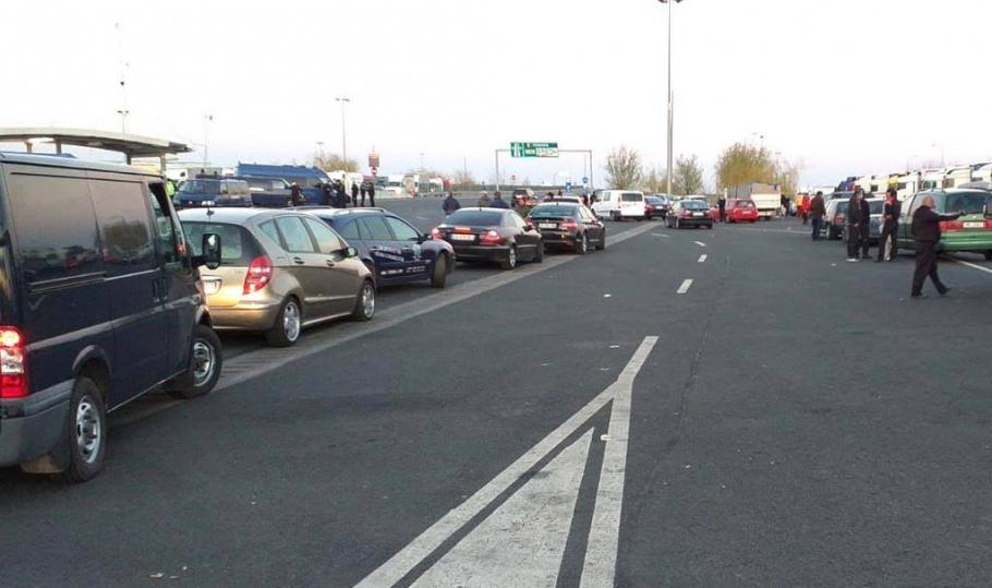 Aproape 16.000 de români au intrat în țară, după relaxarea măsurilor de carantină Aproape 16.000 de români au intrat în țară, după relaxarea măsurilor de carantină