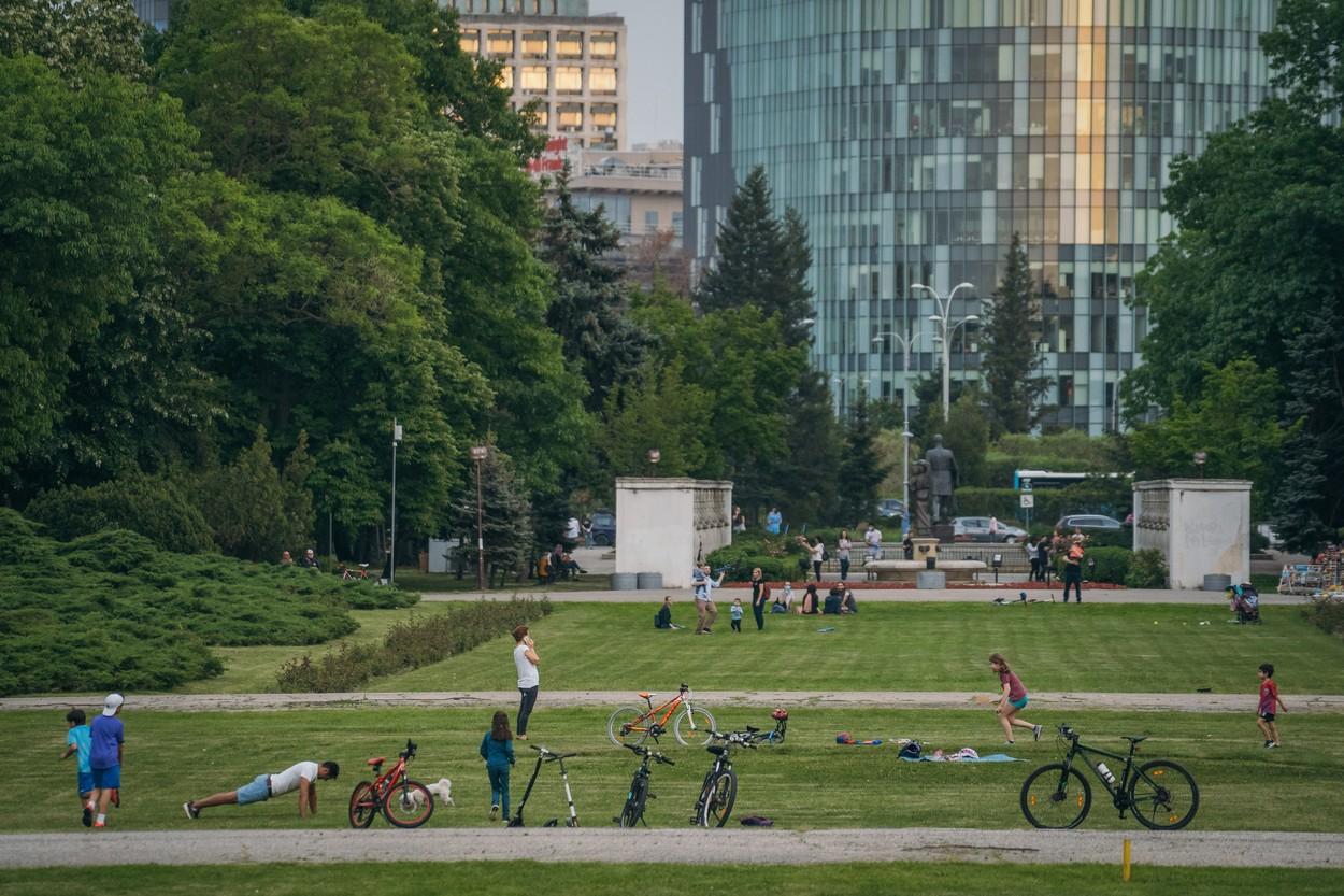 Românii se relaxează pe spațiile verzi din Capitală