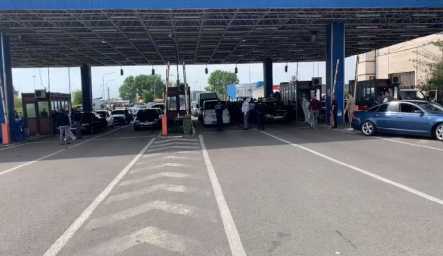 Haos și nervi în vămile din vestul țării. În continuare sunt timpi mari de aşteptare la intrarea în ţară Haos și nervi în vămile din vestul țării. În continuare sunt timpi mari de aşteptare la intrarea în ţară