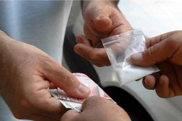 Românul și iubita lui aveau cocaină și hașiș