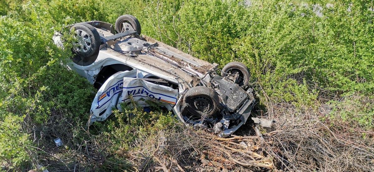 Polițist local mort, după ce autospeciala pe care o conducea a fost lovită de tren la Dumbrava, în Prahova