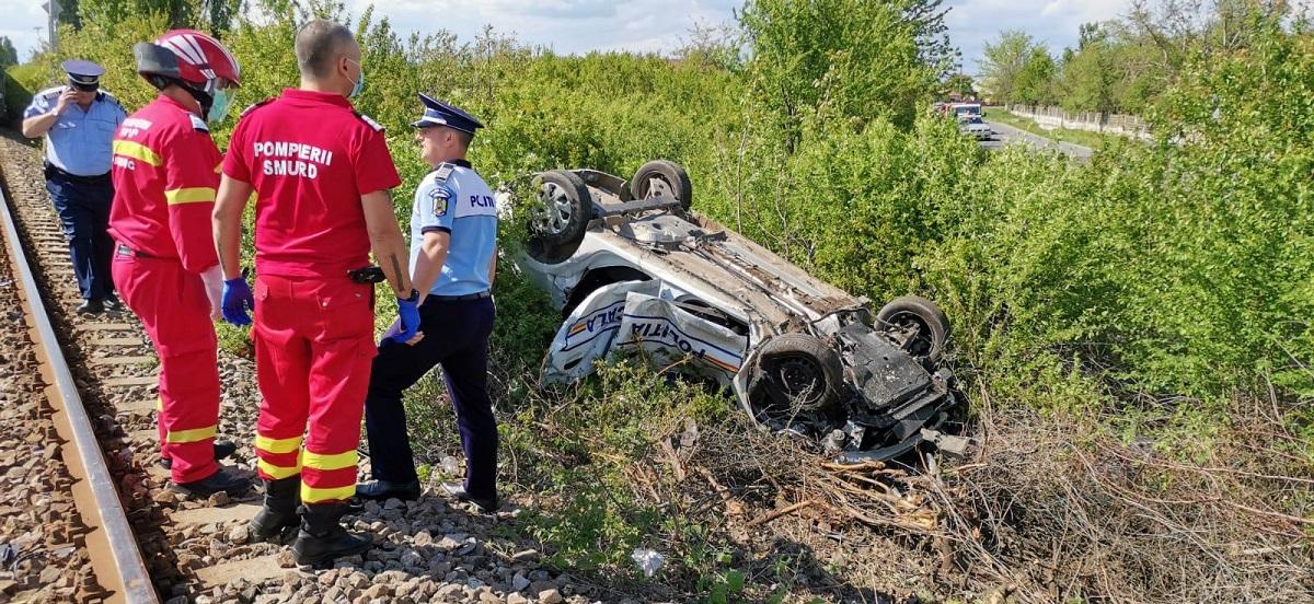 Polițist local mort, după ce autospeciala pe care o conducea a fost lovită de tren la Dumbrava, în Prahova