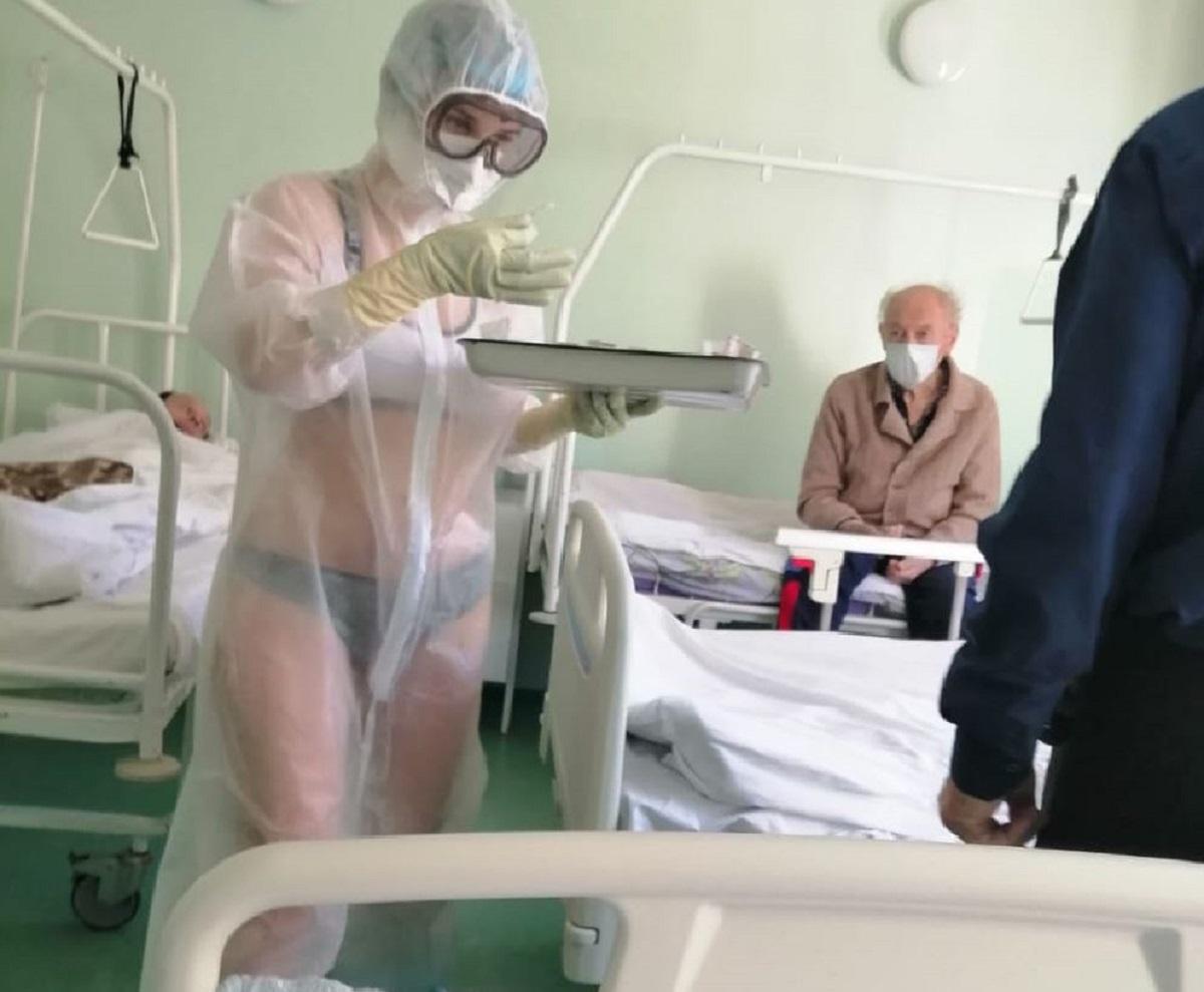 Asistentă "mustrată" după ce a venit cu un combinezon transparent, la un spital din Rusia