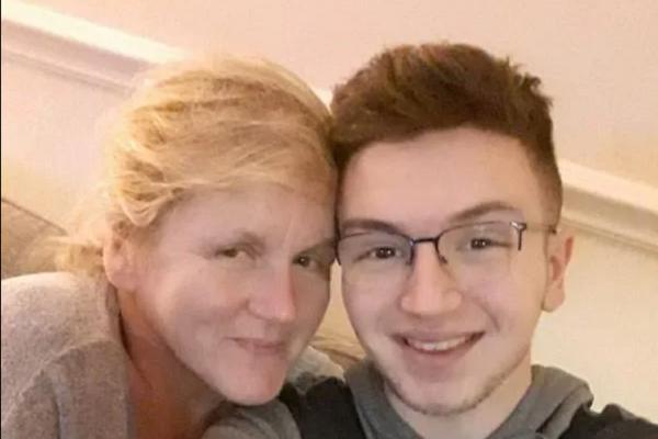 Fiul lui Debbie a fost înjunghiat mortal anul trecut