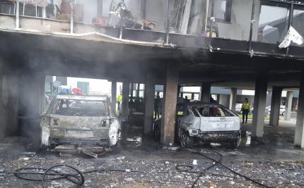 Mașini mistuite de flăcări în Cluj, incendiul s-a extins la balcoanele unui imobil