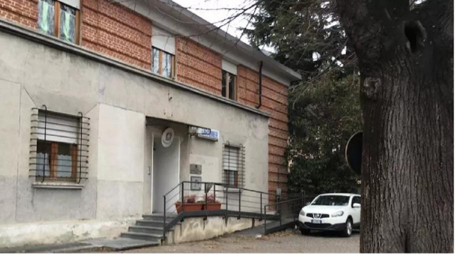 Italian reținut, după ce și-a bătut soția româncă în fața copilului lor Românca, internată cu copilul într-un centru pentru victimele violenței domestice