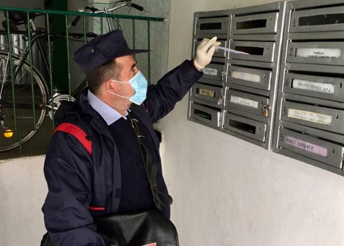 Românii își pot plăti ratele bancare de acasă, cu bani înmânați poștașului