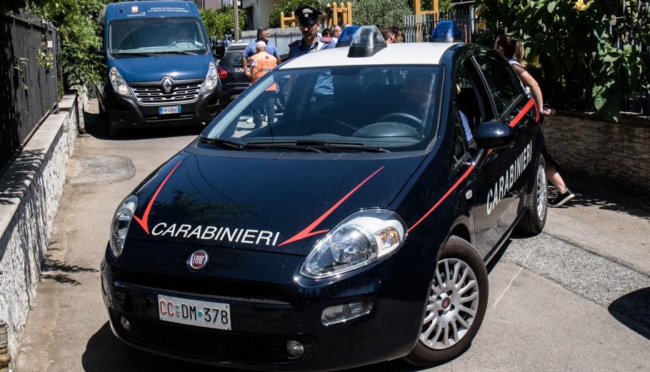 Carabinieri Româncă din Italia oprită cu forțele speciale și armata, după ce a luat ostatic bătrânul pe care îl îngrijea