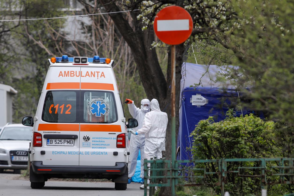 Paramedici din București discută pe stradă lângă o ambulanță