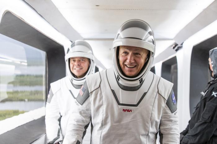 Cei doi astronauți americani se duc către lansare