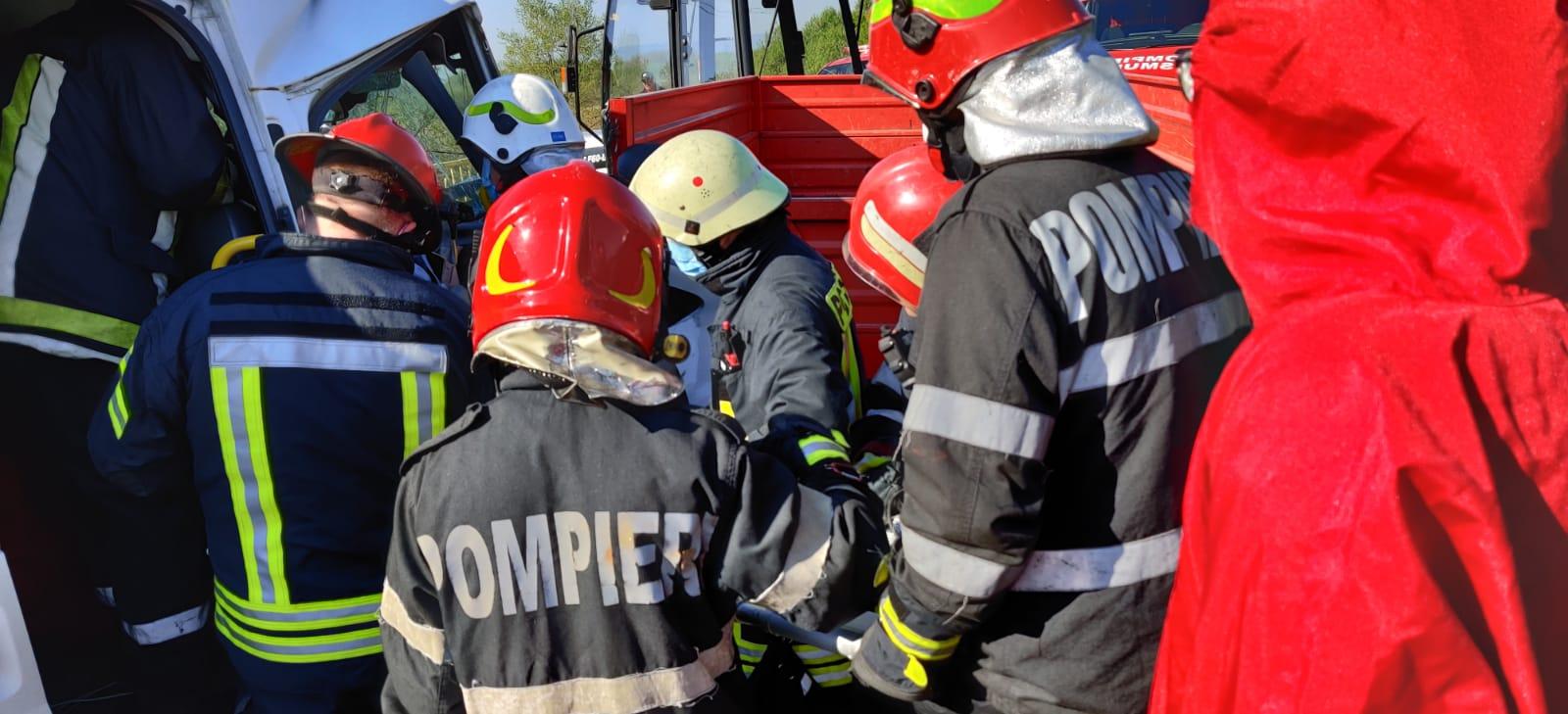 Un pasager al microbuzului a rămas încarcerat, în urma accidentului