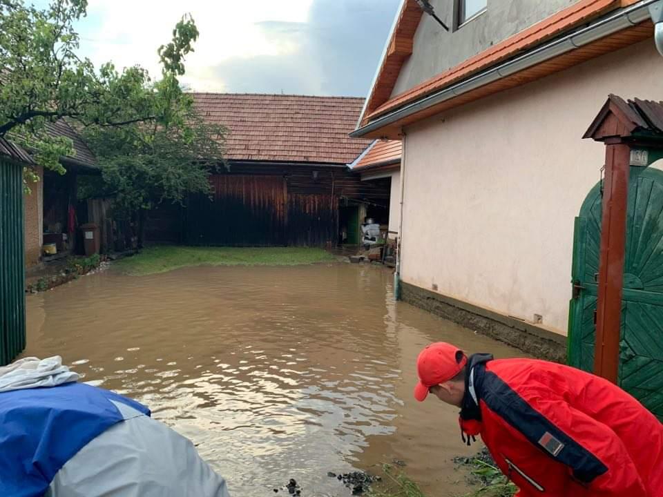 Pompierii militari au intervenit în 8 județe după potopul de noaptea trecută