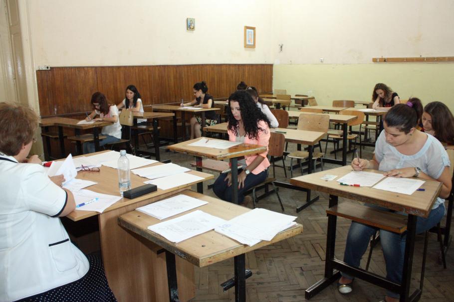Absolvenții de clasa a VIII-a susțin azi proba scrisă la Limba Română Absolvenții de clasa a VIII-a susțin azi proba scrisă la Limba Română