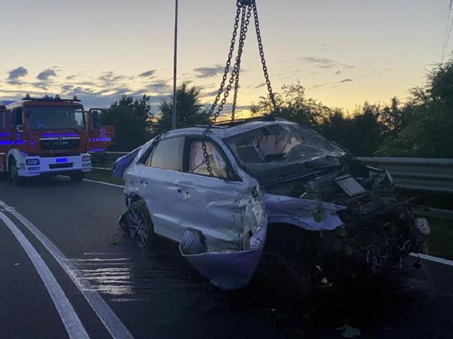 Doi români au murit în Italia după ce s-au prăbușit cu mașina de pe un pod Doi români au murit în Italia după ce s-au prăbușit cu mașina de pe un pod