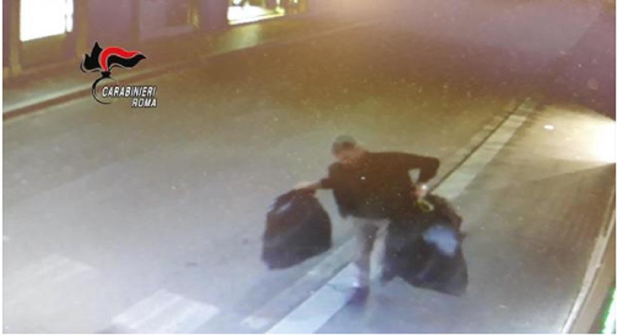 Român surprins de camerele de supraveghere când căra saci cu bunuri furate dintr-un magazin din Roma Românul a fost prins după ce a comis a patra infracțiune