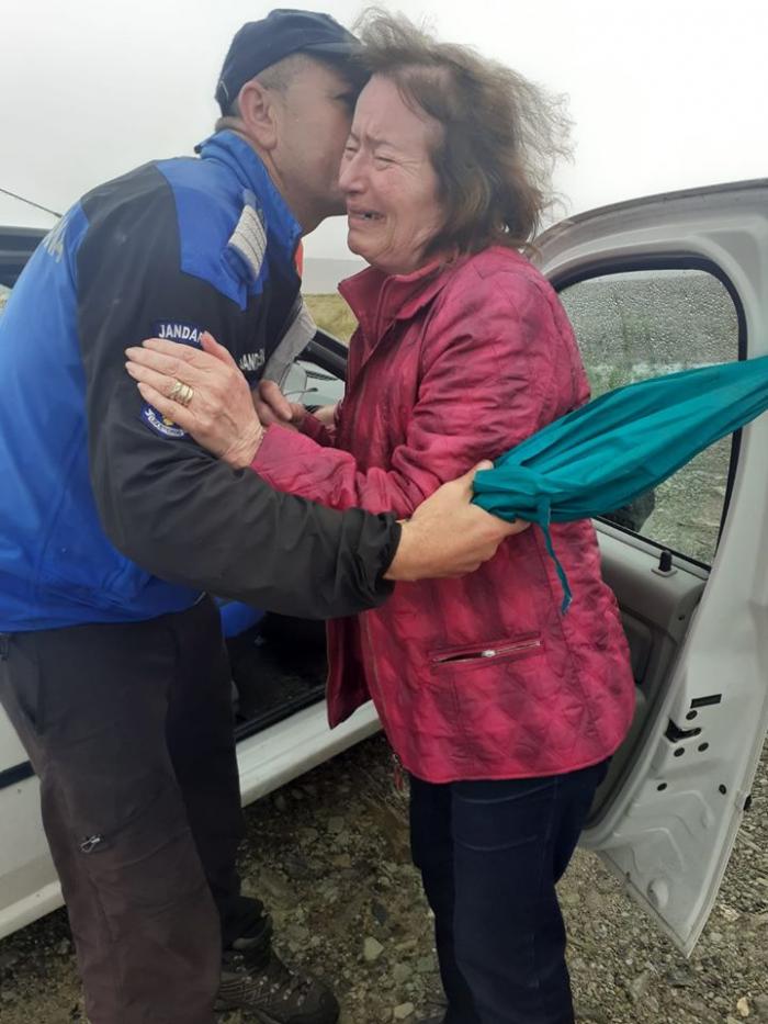 O doamnă în vârstă plângea în hohote, în ploaie, pe Transalpina, și a cerut ajutor trecătorilor
