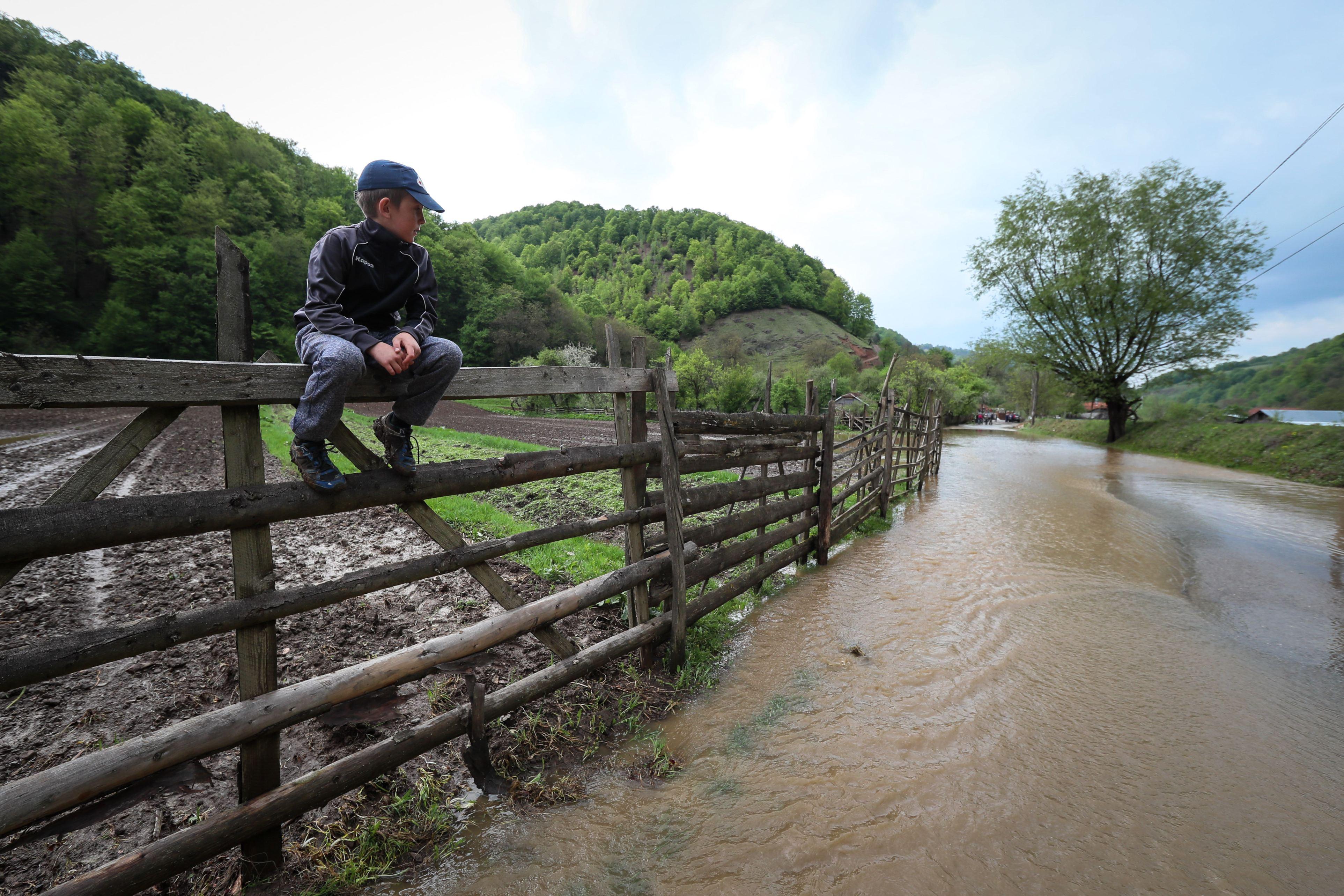 Cod roșu de inundații în patru județe. Harta cu zonele care riscă să fie afectate de viituri