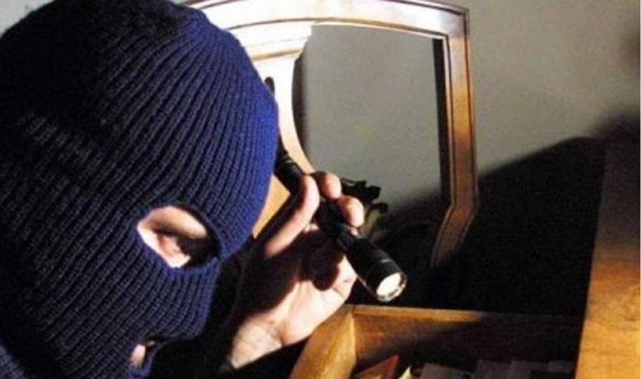 Un român care a furat două carduri din casa unor octogenari, condamnat la închisoare în Italia Românul va petrece un an și șase luni în închisoare