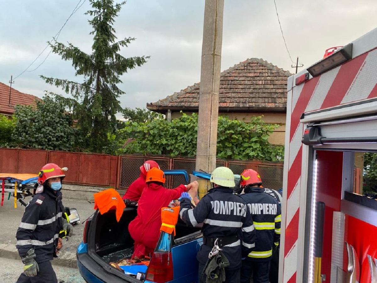 Impactul cu stâlpul a fost atât de puternic, încât autoturismul s-a îndoit