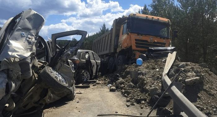 O basculantă a rămas fără frâne și a strivit patru mașini. Imaginile cu impactul din Rusia sunt teribile (video)