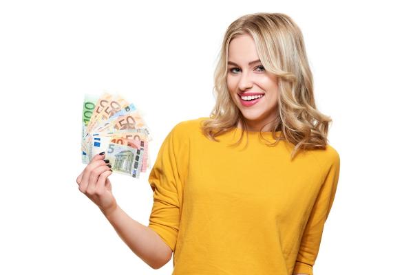 Tânără care ţine în mână mai multe bancnote de euro