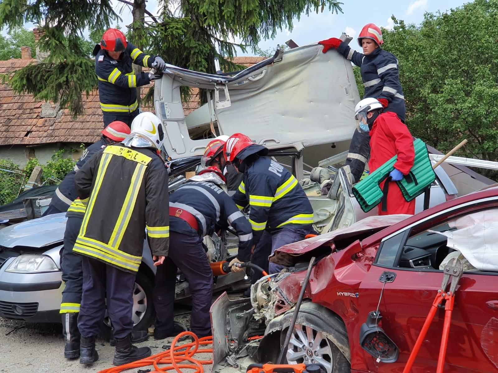 O șoferiță a făcut praf două mașini, în Zalău. Trei persoane rănite
