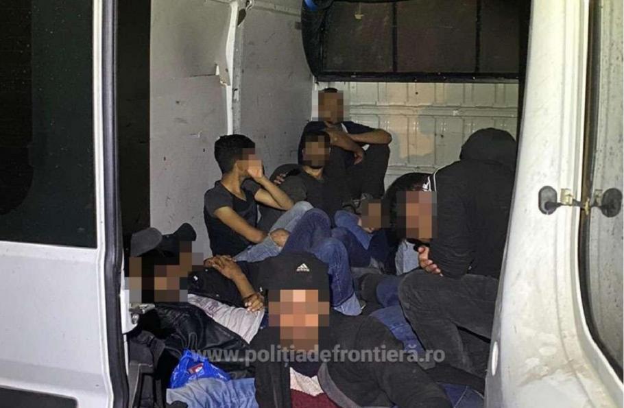 33 de migranți prinși când încercau să fugă din România cu ajutorul a doi șoferi români, înghesuiți în microbuze de transport marfă Șoferii români, acuzați de trafic de migranți