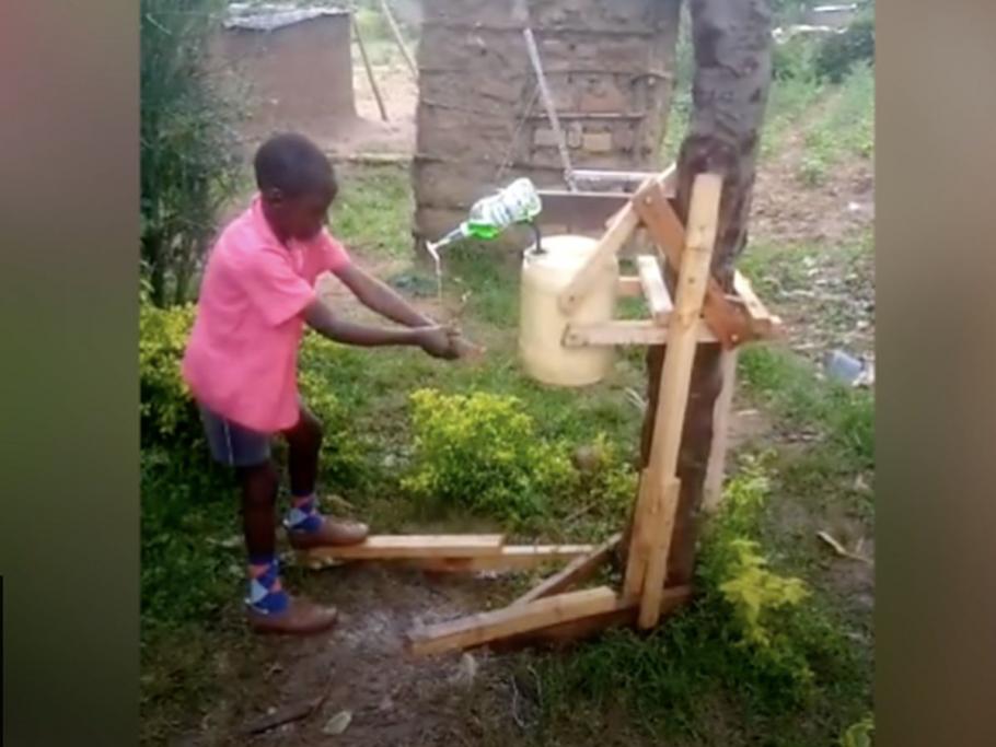 Stephen Wamukota a construit mașina de spălat pe mâini cu pedale Stephen Wamukota a construit mașina de spălat pe mâini cu pedale